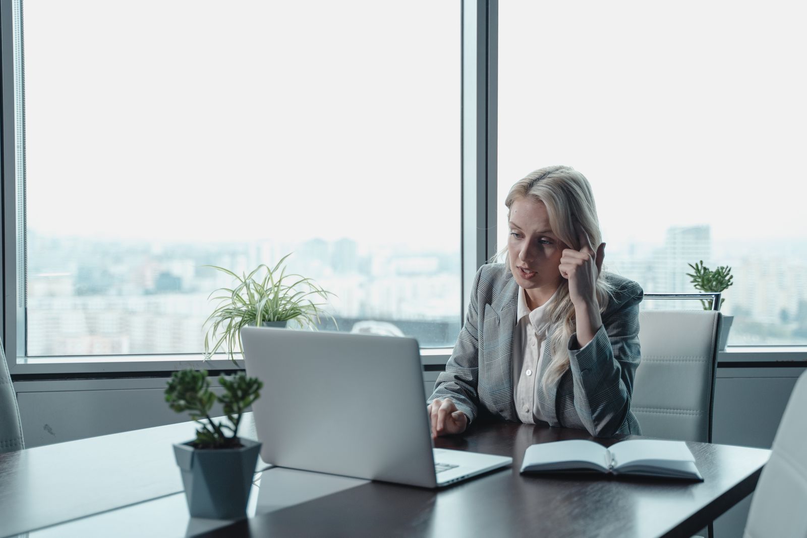 Professionnelle en visioconférence dans un bureau moderne